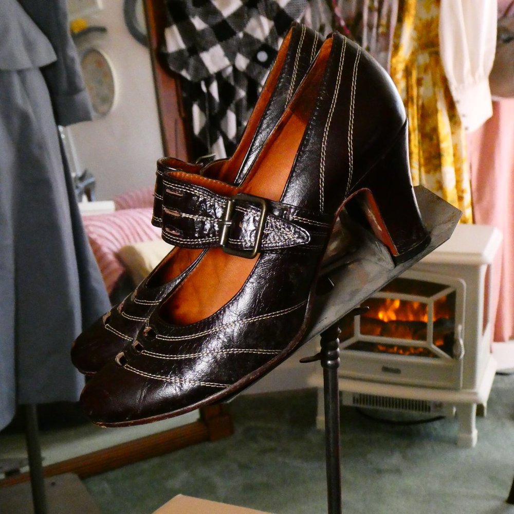 Remix Vintage Footwear 1940's Style "It Girl" Brown Leather Mary Jane Heels Sz 9